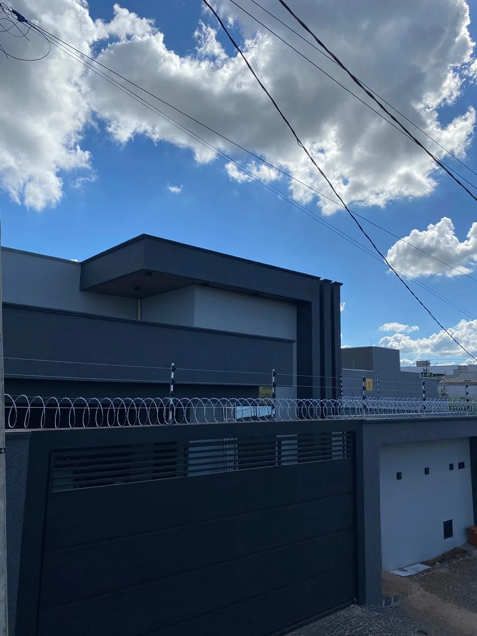 Residência protegida com concertina e cerca elétrica