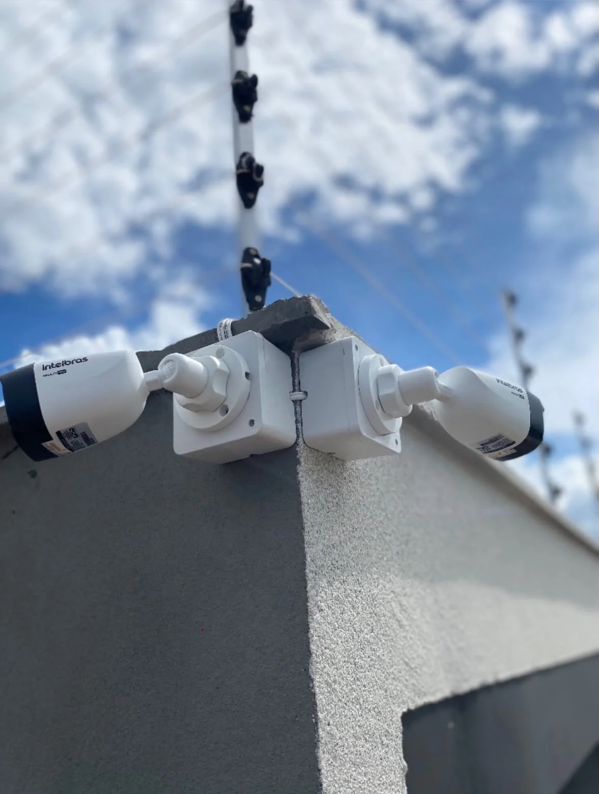 Duas câmeras de segurança instaladas no muro de um imóvel