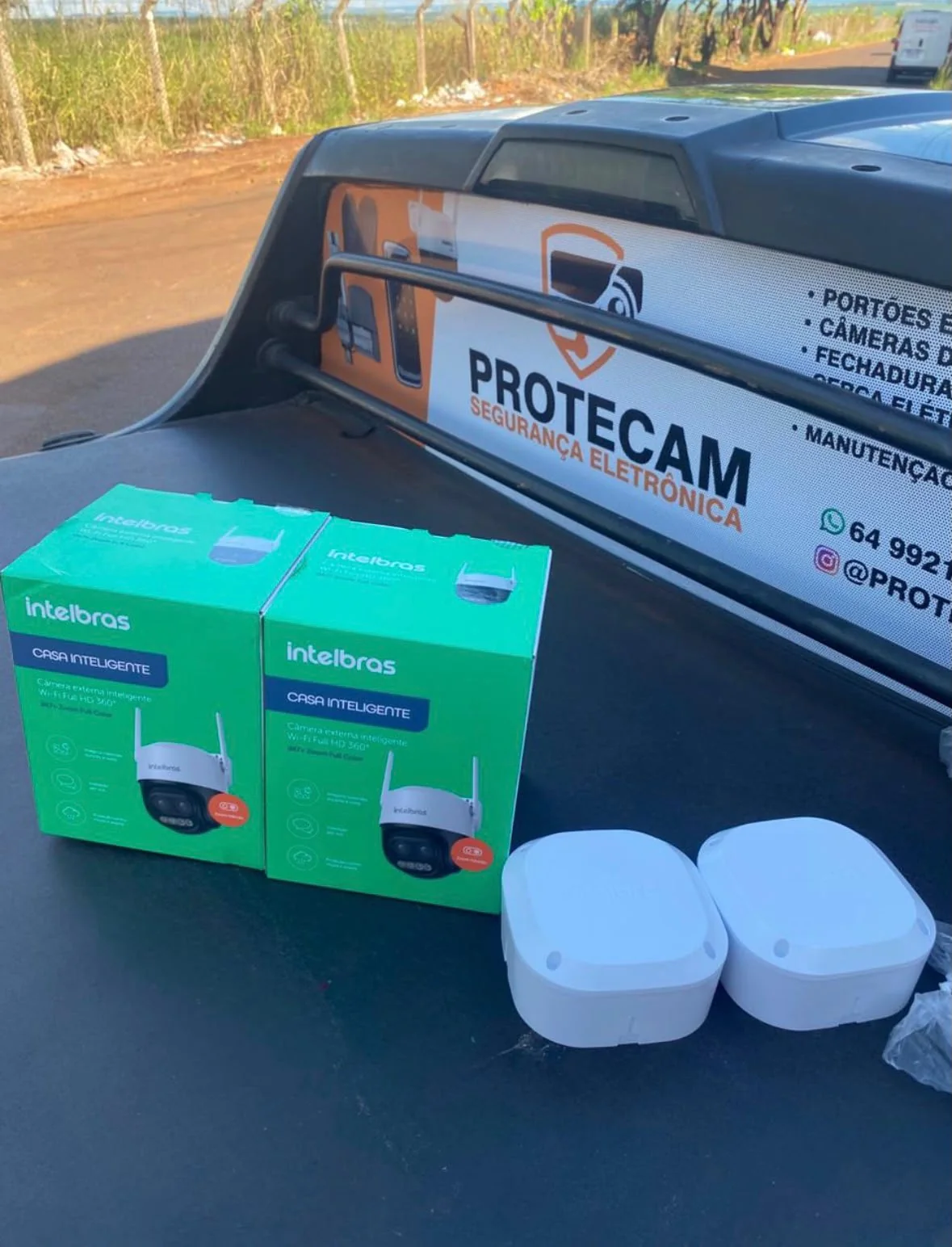 Equipamentos de segurança no veículo identificado da Protecam