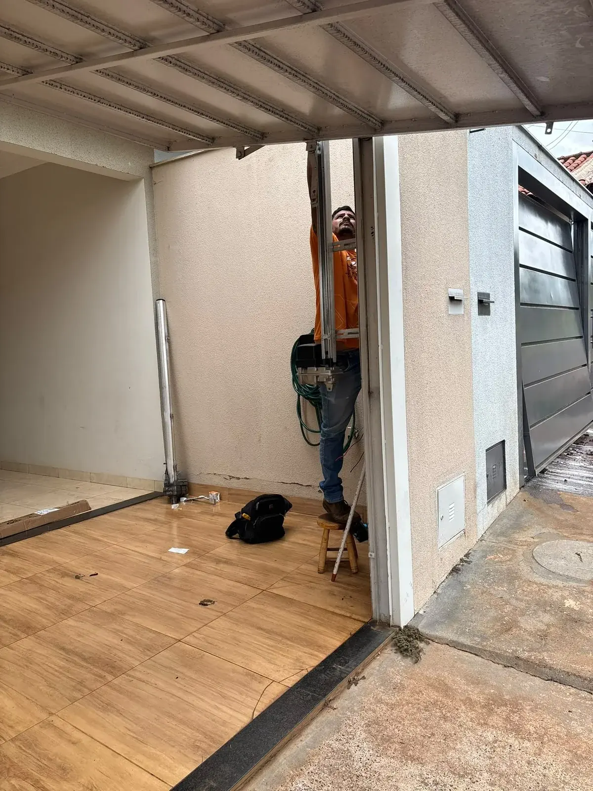Técnico avaliando o local onde será feita a instalação